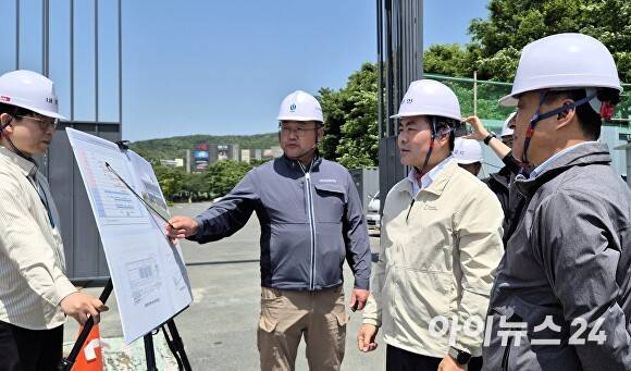 19일 김학홍 행정부지사(오른쪽 두번째)가 2025년 APEC 정상회의 주요 인프라 조성 현장을 방문해 공사 진행 상황을 점검하고 있다. [사진=경북도청]