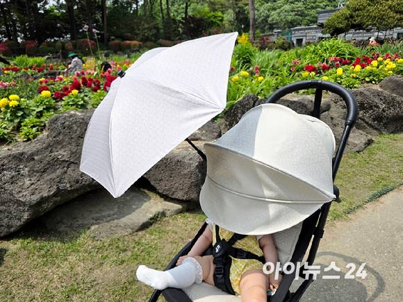 9개월 아기가 요요3에 탑승한 모습. 파라솔을 장착해 햇빛 차단이 가능하다. [사진=구서윤 기자]