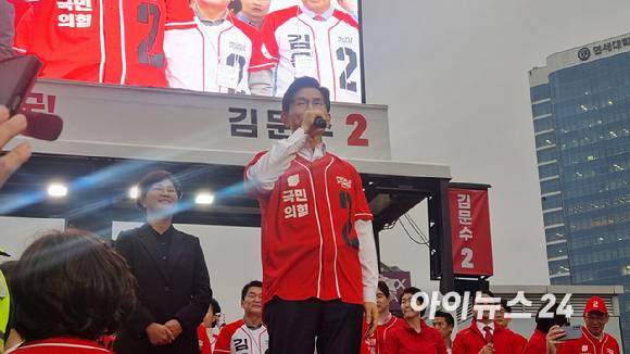 김문수 국민의힘 대선 후보가 19일 저녁 서울 중구 서울역 광장에서 열린 서울 지역 현장 유세에서 발언하고 있다. [사진=유범열 기자]