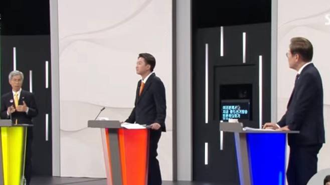 18일 서울 마포구 SBS프리즘타워에서 열린 중앙선거방송토론위원회 주관 제21대 대통령선거 후보자토론회. (SBS 캡처)