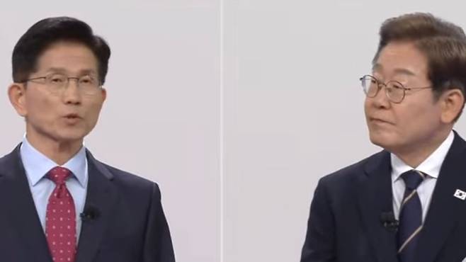 김문수 국민의힘 대선 후보(왼쪽)가 발언하는 동안, 이재명 더불어민주당 대선 후보가 상대를 바라보고 있다. (SBS 캡처)