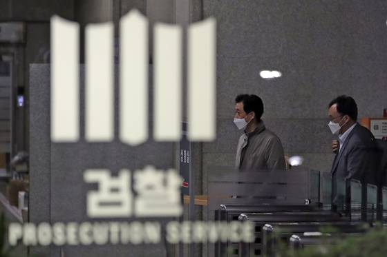 현행법상 검사는 탄핵이나 금고 이상의 형을 선고받은 경우를 제외하곤 파면되지 않는다. 이재명 더불어민주당 대선 후보는 이를 검사 특혜로 보고 징계를 통한 파면이 가능하도록 법을 개정하겠다고 공약했다. 뉴스1