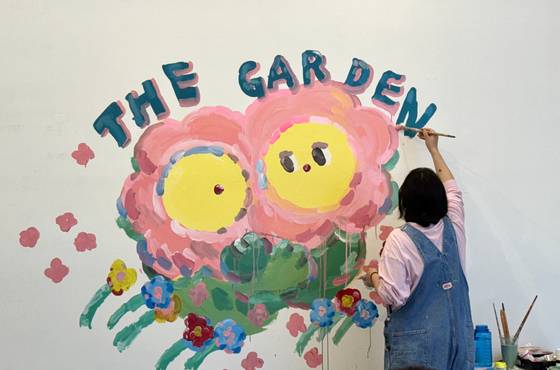 지난 1년 동안 작업했던 작품들을 전시한 ‘정원이 된 시간’을 오픈하며 라이브 페인팅을 선보인 이슬로 작가.