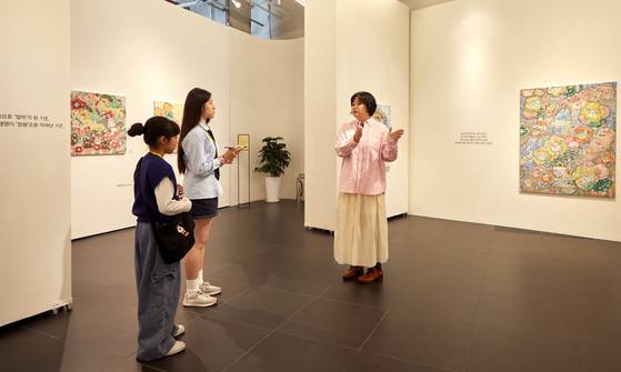 그림 작업을 하는 과정이 정원사가 정원을 가꿀 때 느끼는 감정과 비슷하다고 얘기한 이슬로 작가의 전시 설명을 듣고 있는 소중 학생기자단.