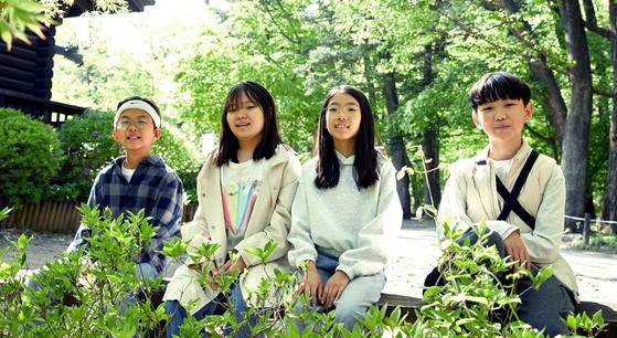 이한호(경기도 홈스쿨링 5)·서지안(서울 잠일초 6) 학생기자와 김로아(경기도 위례초 4) 학생모델·변우빈(경기도 화남초 6·왼쪽부터) 학생기자가 경기도 광릉숲을 찾아 유네스코 생물권보전지역에 대해 알아봤다.