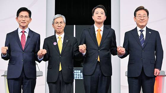 이재명 더불어민주당·이준석 개혁신당·권영국 민주노동당·김문수 국민의힘 대선 후보(오른쪽 부터)가 중앙선거방송토론위원회 주관으로 18일 서울 상암동 SBS 프리즘센터 스튜디오에서 열린 제21대 대선 1차 후보자 토론회에서 기념 촬영을 하고 있다. 국회사진기자단