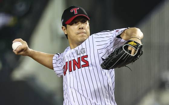 (서울=뉴스1) 김도우 기자 = 15일 서울 송파구 잠실야구장에서 열린 프로야구 '2025 신한 SOL 뱅크 KBO리그' 삼성 라이온즈와 LG 트윈스의 경기, 7회초 등판한 LG 김진성이 역투하고 있다. 2025.4.15/뉴스1