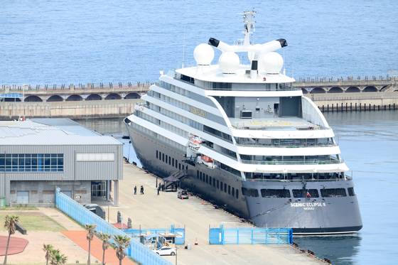 세계적인 초호화 탐험 크루즈 '시닉 이클립스 Ⅱ(SCENIC ECLIPSE Ⅱ·2만2000t)'호가 지난 4월 25일 오전 제주항에 입항해 승객 하선을 준비하고 있다. 연합뉴스