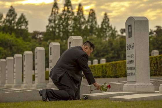 노동신문은 김정은 국무위원장이 지난 18일 신미리 애국열사릉을 찾아 후계자 시설 스승이었던 현철해 전 국방성 총고문의 묘소에 꽃송이를 진정했다고 19일 보도했다. 뉴스1