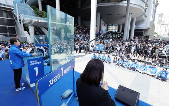 이재명 더불어민주당 대선 후보가 19일 서울 용산역광장에서 열린 집중유세에서 방탄유리가 설치된 유세차 위에서 지지를 호소하고 있다. 뉴스1