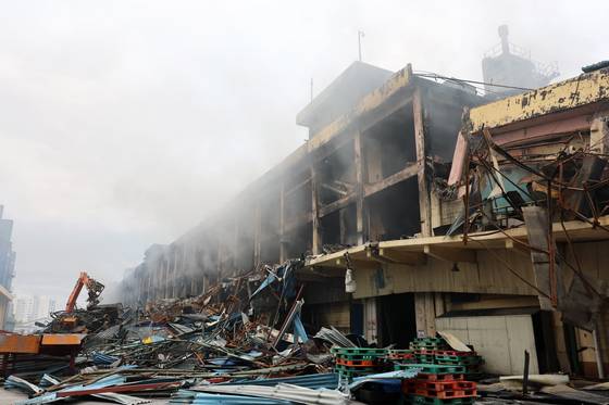 금호타이어 광주공장 화재 발생 사흘째인 19일 광주 광산구 금호타이어 2공장 화재 현장에서 소방당국이 중장비를 동원해 잔해 제거작업하고 있다. 연합뉴스