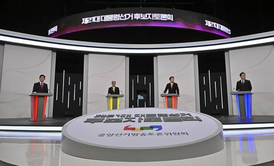 18일 서울 마포구 SBS프리즘타워에서 열린 중앙선거방송토론위원회 주관 제21대 대통령선거 후보자 토론회에서 각 정당 대선 후보들이 준비를 하고 있다. 왼쪽부터 국민의힘 김문수, 민주노동당 권영국, 개혁신당 이준석, 더불어민주당 이재명 대선후보. 국회사진기자단