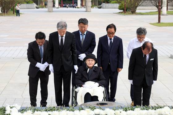 19일 노태우 전 대통령의 부인 김옥숙 여사가 아들 노재헌 동아시아 문화센터 원장과 광주 북구 국립5·18민주묘지를 찾아 참배하고 있다. 연합뉴스