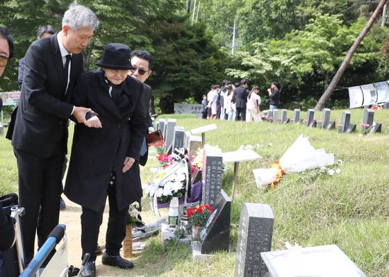 19일 노태우 전 대통령의 부인 김옥숙 여사가 아들 노재헌 동아시아 문화센터 원장과 광주 북구 민족민주열사묘역(5·18구묘역)을 찾아 이한열 열사를 참배하고 있다. 뉴스1