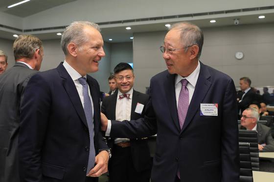 지난해 5월 23일 서울 여의도 FKI타워에서 열린 '한-프랑스 경제계 미래 대화'에서 류진 한국경제인협회 회장과 프랑수와 자코브 한-불 최고경영자클럽(MEDEF 산하)위원장 겸 에어리퀴드 회장이 환담을 나누고 있다. 사진 한국경제인협회