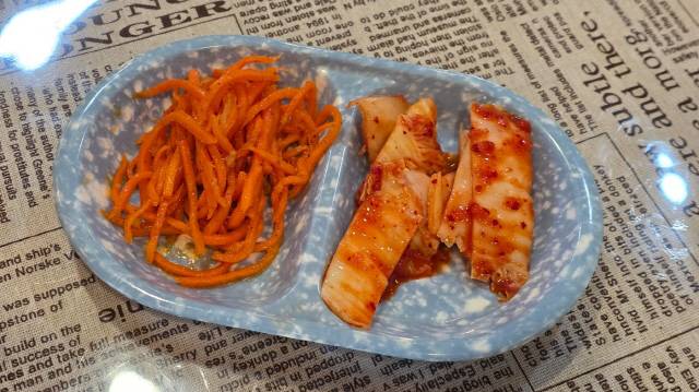 ▲ 광주 고려인 마을에 있는 한 고려인 식당에서 나온 고려인식 당근 김치와 우리에게 익숙한 배추김치. 두 김치가 나란히 놓여 있는 것이 마치 고려인과 한국인이 공존하는 모습 같다.