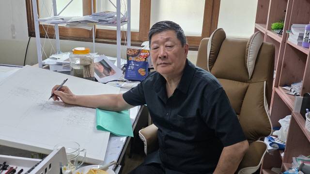 고려인 3세인 문 빅토르 화백을 광주 고려인 마을에 있는 그의 작업실에서 만났다.