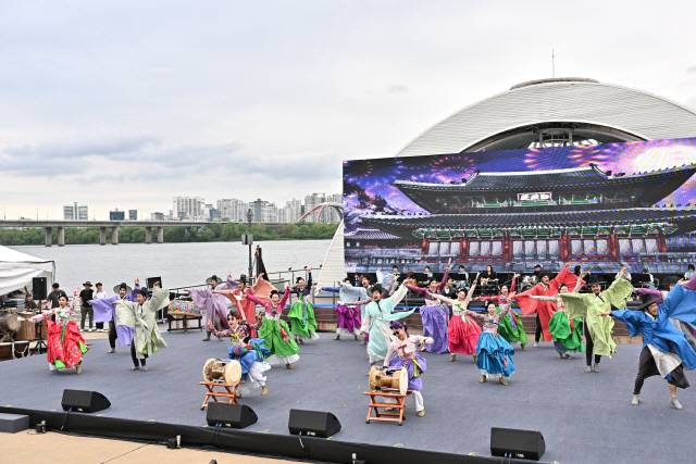 ▲ 정선아리랑문화재단은 지난 17일 서울 한강공원 물빛무대에서 1만여 명의 시민들이 참석한 가운데 정선아리랑 50주년을 기념해 ‘정선아리랑 in Seoul’ 행사를 통해 전통 뗏목 시연, 아리랑 공연 등을 성황리에 개최했다.