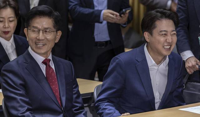 ▲ 국민의힘 김문수 대선후보와 개혁신당 이준석 대선후보가 19일 서울 중구 서울시청에서 열린 ‘약자와 동행하는 서울 토론회’에 참석해 내빈들과 인사하고 있다.