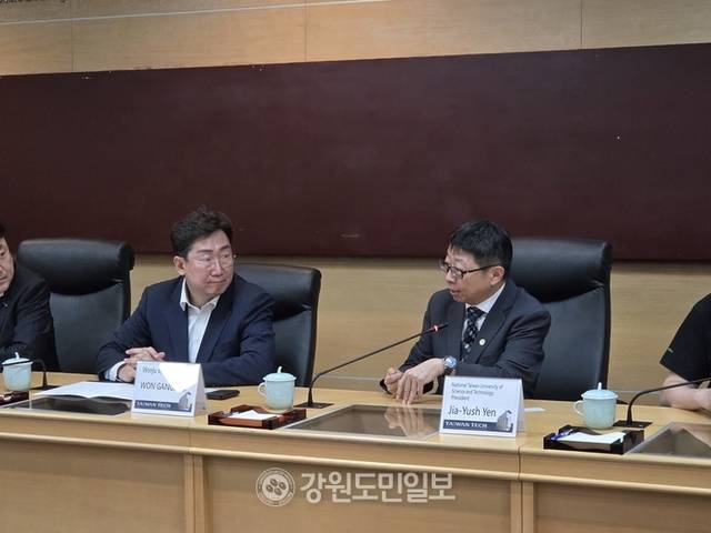 ▲ 원강수 원주시장이 19일 대만 국립과학기술대학교를 찾아 옌자위 총장과 대화를 나누고 있다. 권혜민