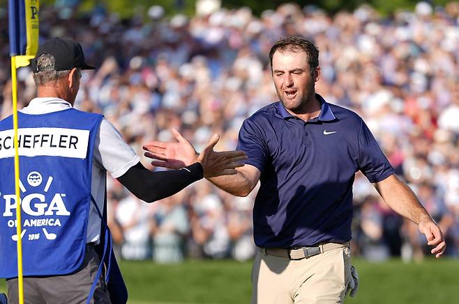 * 2025 PGA챔피언십 우승 확정 직후 캐디와 손뼉을 치는 셰플러 *     사진 출처:연합