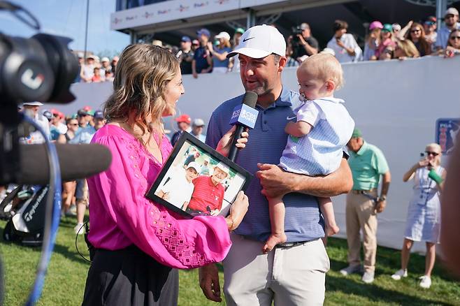 *시즌 초반 부진 탈출의 출발점이 된 CJ컵 바이런 넬슨 우승,  시즌 첫 승 이후 인터뷰하는 셰플러*  사진 출처:연합