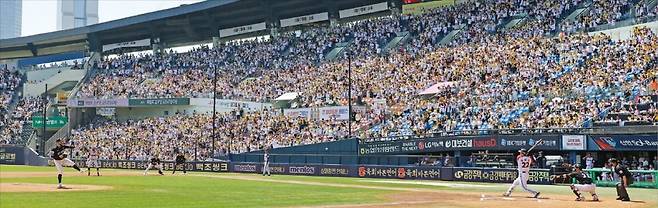 < 잠실야구장 가득 메운 열기 > 18일 서울 잠실야구장에서 열린 2025 한국프로야구(KBO)리그 LG 트윈스와 KT 위즈의 경기에서 2만3000여 명의 관중이 열띤 응원전을 펼치고 있다. 이날 잠실야구장은 역대 최단 기간인 48경기 만에 누적 관중 100만 명을 돌파했다.  강은구 기자