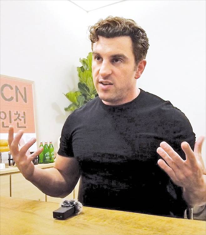 브라이언 체스키 에어비앤비 공동창업자 겸 최고 경영책임자(CEO)가 미국 로스앤젤레스에 있는 사무실에서 미래 비전을 얘기하고 있다. 그는 한국경제신문과의 인터뷰를 위해 한글로 적힌 에어비앤비 상품 안내문을 갖다 놓을 정도로 한국에 대한 애정을 드러냈다.  로스앤젤레스=송영찬 기자