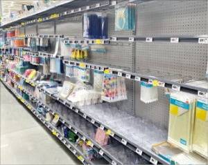 17일(현지시간) 미국 뉴저지 티터버러에 있는 월마트 매장. 학용품, 장난감, 어린이용 액세서리를 파는 선반이 텅 비어 있다.  뉴욕=박신영 특파원