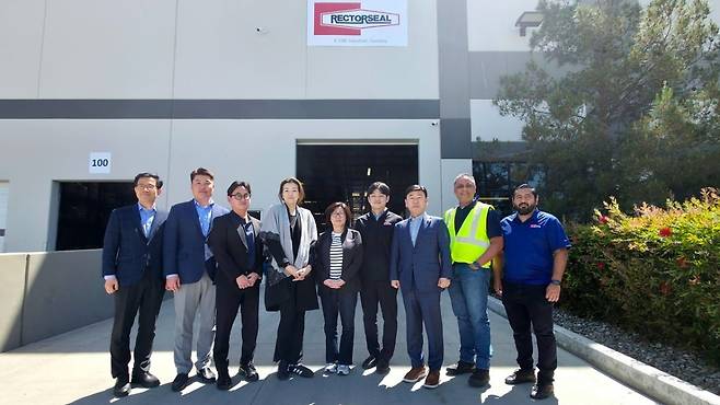 한진 경영진이 미주 지점 고객사인 렉토실(Rectorseal)을 방문했다. 왼쪽 네번째부터 조현민 사장, 일곱번째 노삼석 대표이사 사장. 한진 제공