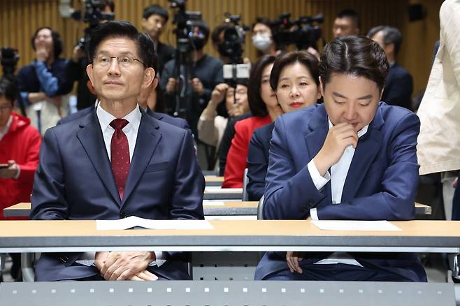 김문수 국민의힘 대통령 후보(왼쪽)와 이준석 개혁신당 대통령 후보가 19일 오전 서울 중구 서울시청에서 열린 '약자와 동행하는 서울 토론회'에 참석해 나란히 앉아 있다. /뉴스1