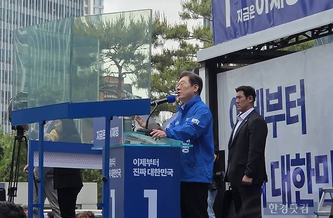 이재명 더불어민주당 대선 후보가 19일 서울 용산구 용산역 광장에서 현장 유세에 나선 모습. /사진=이민형 기자
