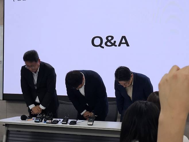 김희섭 SK텔레콤 PR실장(왼쪽부터), 류정환 SK텔레콤 네트워크인프라 센터장, 임봉호 SK텔레콤 MNO 사업부장이 19일 오후 삼화빌딩에서 열린 '일일 브리핑'에 참석해 질의응답 후 고개 숙여 사과하고 있다. 사진=박수빈 기자