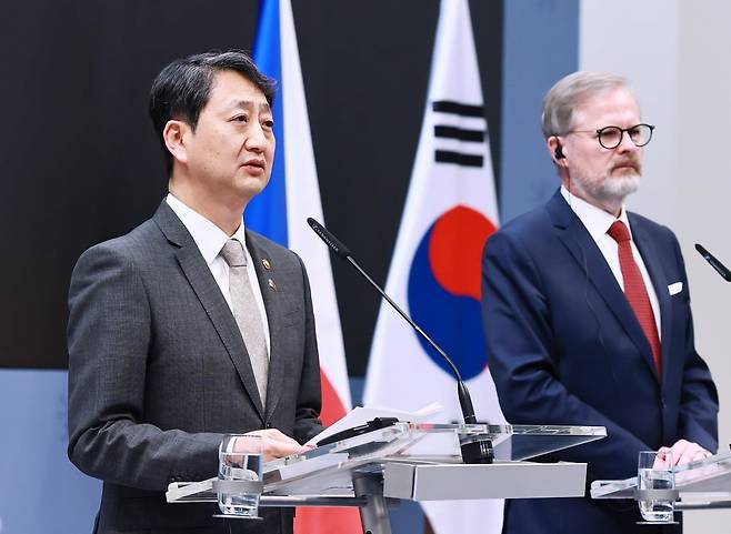 안덕근 산업통상자원부 장관이 5월 7일(현지 시간) 체코 프라하 총리실에서 페트르 피알라 총리와 한·체코 원전산업 협력 약정 체결식에서 약정서에 서명한 후 발언하고 있다. 사진=산업통상자원부