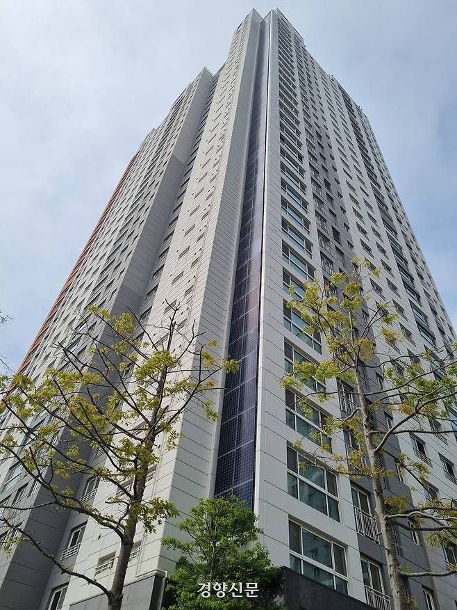 옆면에 태양광 패널이 붙어있는 인천 송도의 힐스테이트 레이크송도 아파트 건물. 김지혜 기자