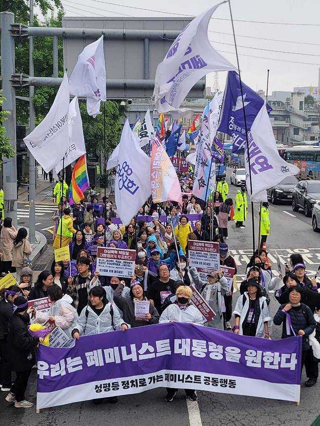 ‘성평등정치로 가는 페미니스트 공동행동’이 지난 10일 ‘윤석열 파면한 페미니스트 대행진 - 차별과 혐오선동의 정치에서 성평등 정치로!’ 행진을 하고 있다. 성평등정치로 가는 페미니스트 공동행동 제공