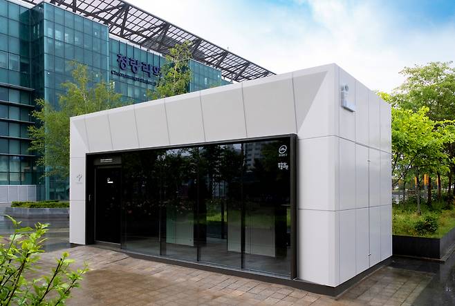 서울 동대문구 청량리역 앞에 설치된 ‘서울형 흡연디자인 부스’ 부분개방형 부스. 서울시 제공