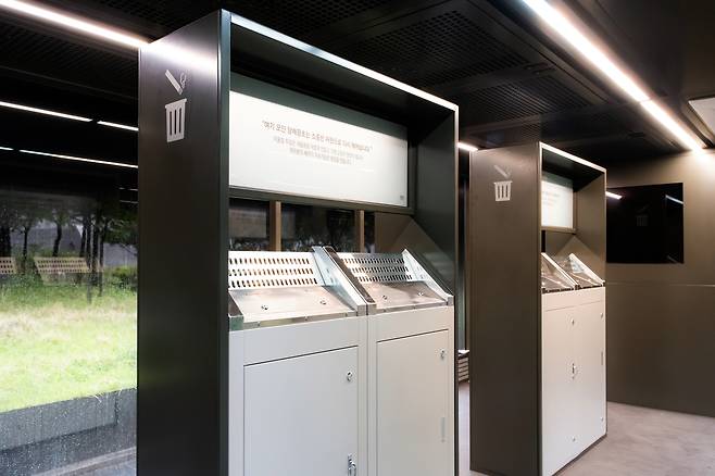 서울 동대문구 청량리역 앞에 설치된 ‘서울형 흡연디자인 부스’ 부분개방형 부스. 서울시 제공