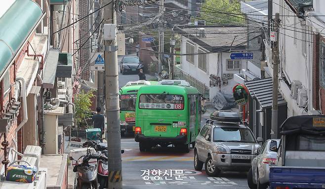 서울 종로구 명륜동에서 종로08번 마을버스가 좁고 가파른 길에서 교행을 하고 있다. 경향DB