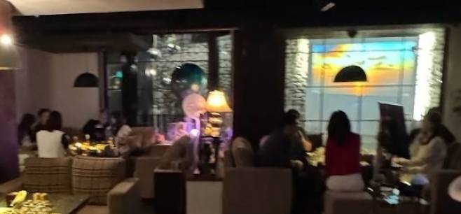 더불어민주당이 지귀연 부장판사가 접대를 받았다고 주장하며 공개한 유흥주점 내부 사진. 민주당 제공