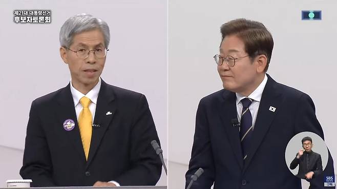 6·3 대선에 출마한 권영국 민주노동당 후보(왼쪽)와 이재명 더불어민주당 후보가 중앙선거방송토론위원회 주관으로 18일 서울 상암동 SBS 프리즘센터 스튜디오에서 열린 제21대 대선 후보자 토론회에서 차별금지법 제정에 대해 토론하고 있다. SBS 화면 캡처