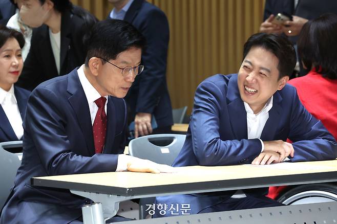 김문수 국민의힘 대선 후보와 이준석 개혁신당 대선 후보가 19일 서울시청에서 열린 ‘약자와 동행하는 서울 토론회’에 참석해 있다. 한수빈 기자