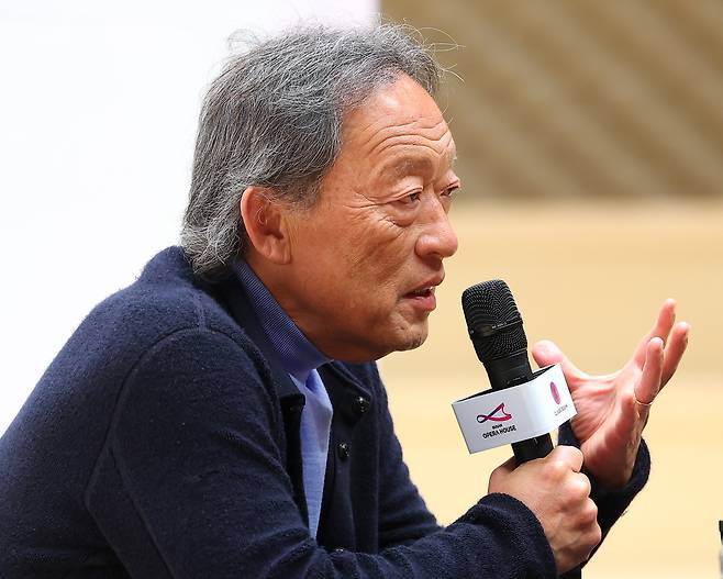 최근 이탈리아 라스칼라  음악감독으로 선임된 지휘자 정명훈이 19일 오후 부산시 부산콘서트홀에서 열린 기자간담회에서 질문에 답하고 있다. 연합뉴스