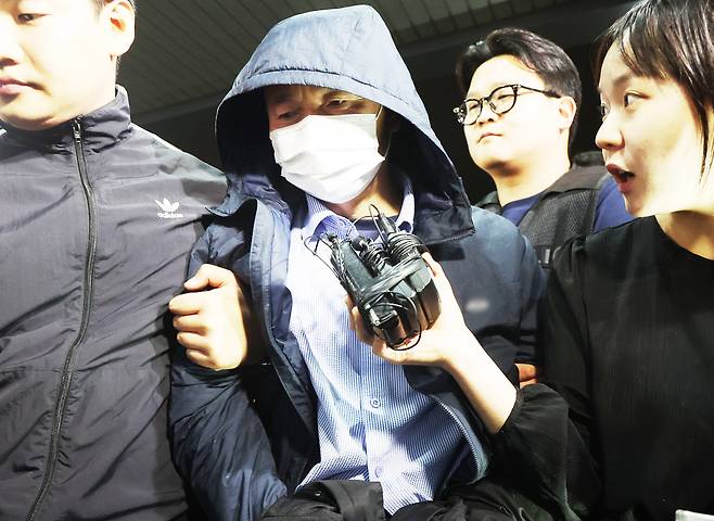 시흥 흉기사건의 용의자인 차철남이 19일 경찰에 긴급체포돼 경기 시흥경찰서로 압송되고 있다. 연합뉴스