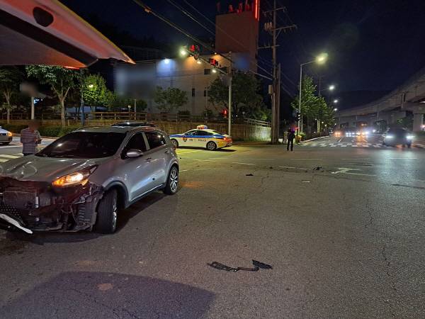 지난 18일 오후 부산 기장군 철마면 한 사거리에서 신호를 어기고 직진한 오토바이가 좌회전하던 SUV를 들이받아 오토바이 운전자와 동승자 등 10대 2명이 병원으로 옮겨졌다. 부산 기장경찰서 제공