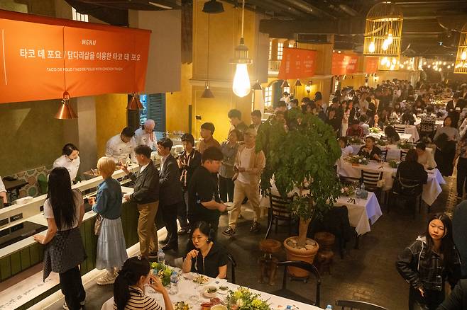 The 10th Jeju Food & Wine Festival’s "Gourmet Dinner" featuring eight dishes served buffet-style held at Jeju Shinhwa World in Seogwipo, Jeju Island, on Fri. (Jeju Food & Wine Festival)