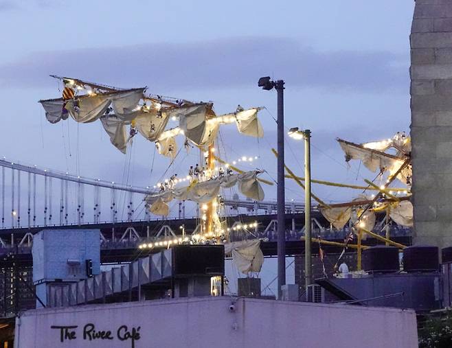 브루클린브리지 충돌로 꺾인 멕시코 해군훈련함 돛대. EPA연합뉴스&nbsp;