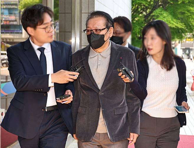 '건진법사' 전성배씨가 5월12일 서울 양천구 서울남부지법에서 열린 1심 2차 공판에 출석하고 있다. 연합뉴스&nbsp;&nbsp;