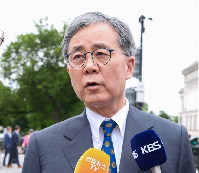 더불어민주당 이재명 대선 후보의 외교·안보·통상 분야 핵심 참모인 김현종 전 국가안보실 2차장이 8일(현지시간) 미국 워싱턴 DC 백악관에서 도널드 트럼프 행정부 당국자들과 회동한 뒤 기자들에게 결과를 설명하고 있다. 연합뉴스