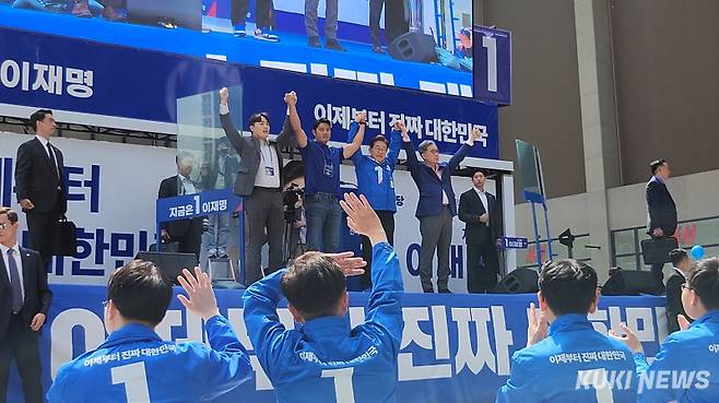 이재명 더불어민주당 대통령 후보가 19일 오후 서울 용산구 용산역 광장을 찾아 유권자들을 향해 인사하고 있다. 권혜진 기자